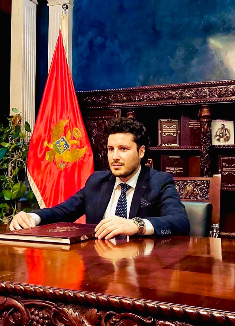Dritan Abazović uporno vrijeđa dženazu u Potočarima - slika 1