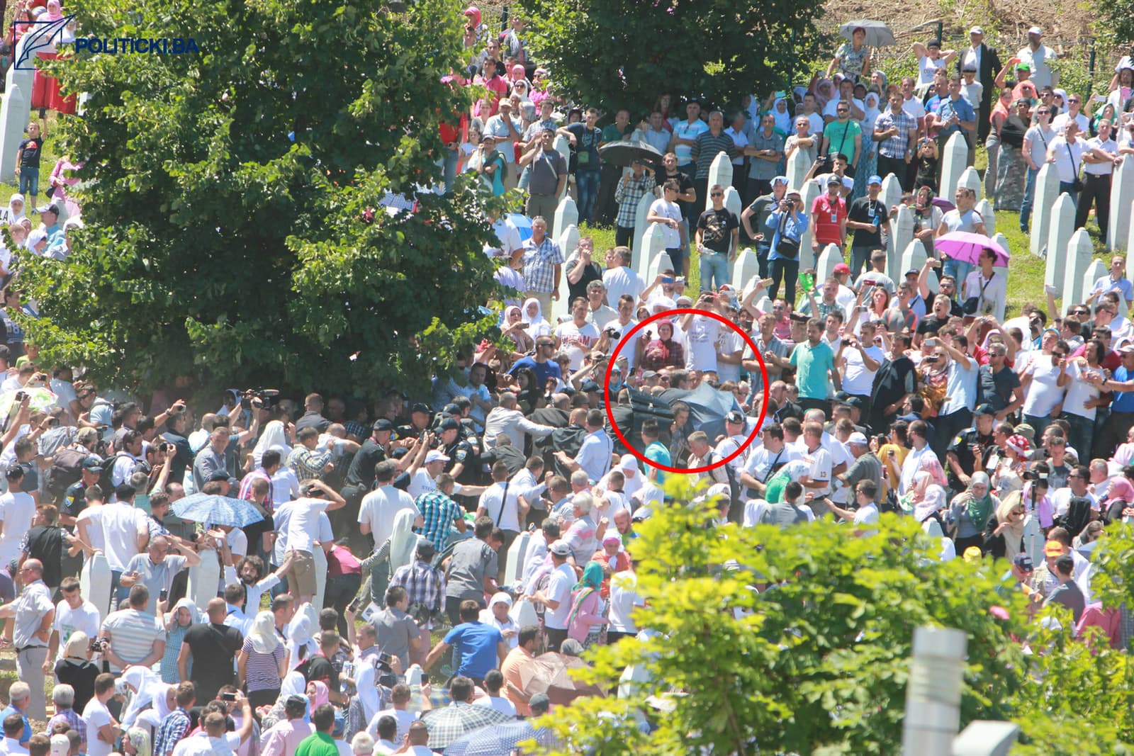 SIPA izuzela fotografije Ahmeta Bajrića Blicka snimljene 11. jula 2015. godine u Potočarima - slika 1