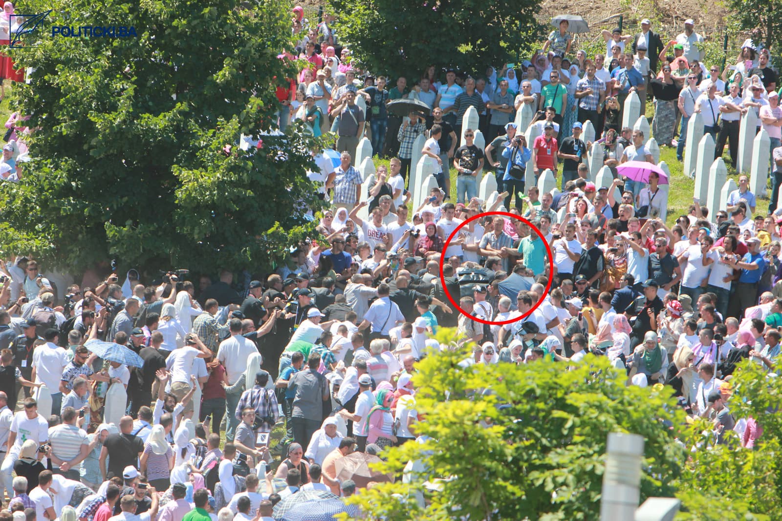 SIPA izuzela fotografije Ahmeta Bajrića Blicka snimljene 11. jula 2015. godine u Potočarima - slika 2