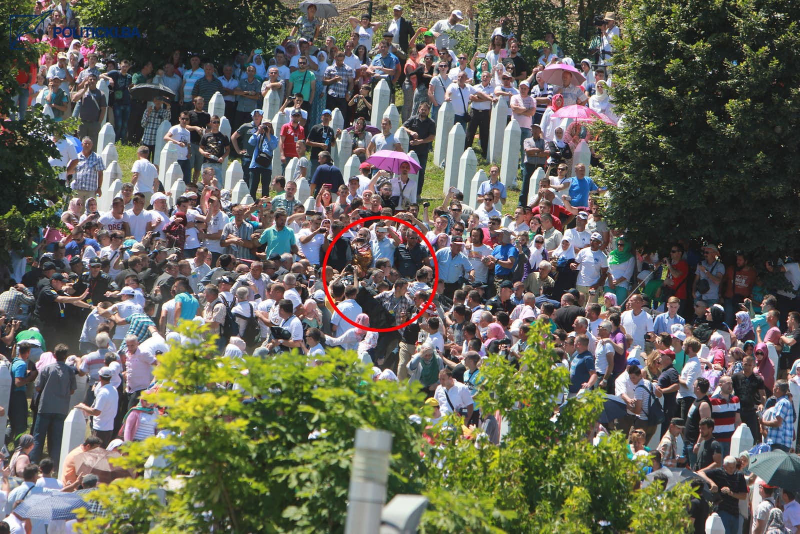 SIPA izuzela fotografije Ahmeta Bajrića Blicka snimljene 11. jula 2015. godine u Potočarima - slika 3