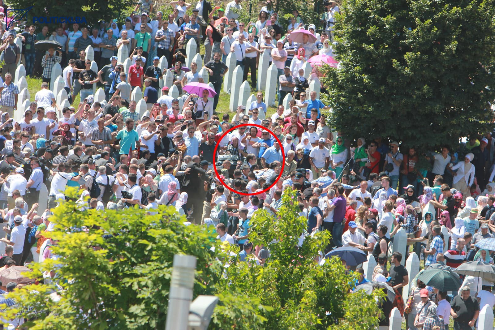 SIPA izuzela fotografije Ahmeta Bajrića Blicka snimljene 11. jula 2015. godine u Potočarima - slika 4
