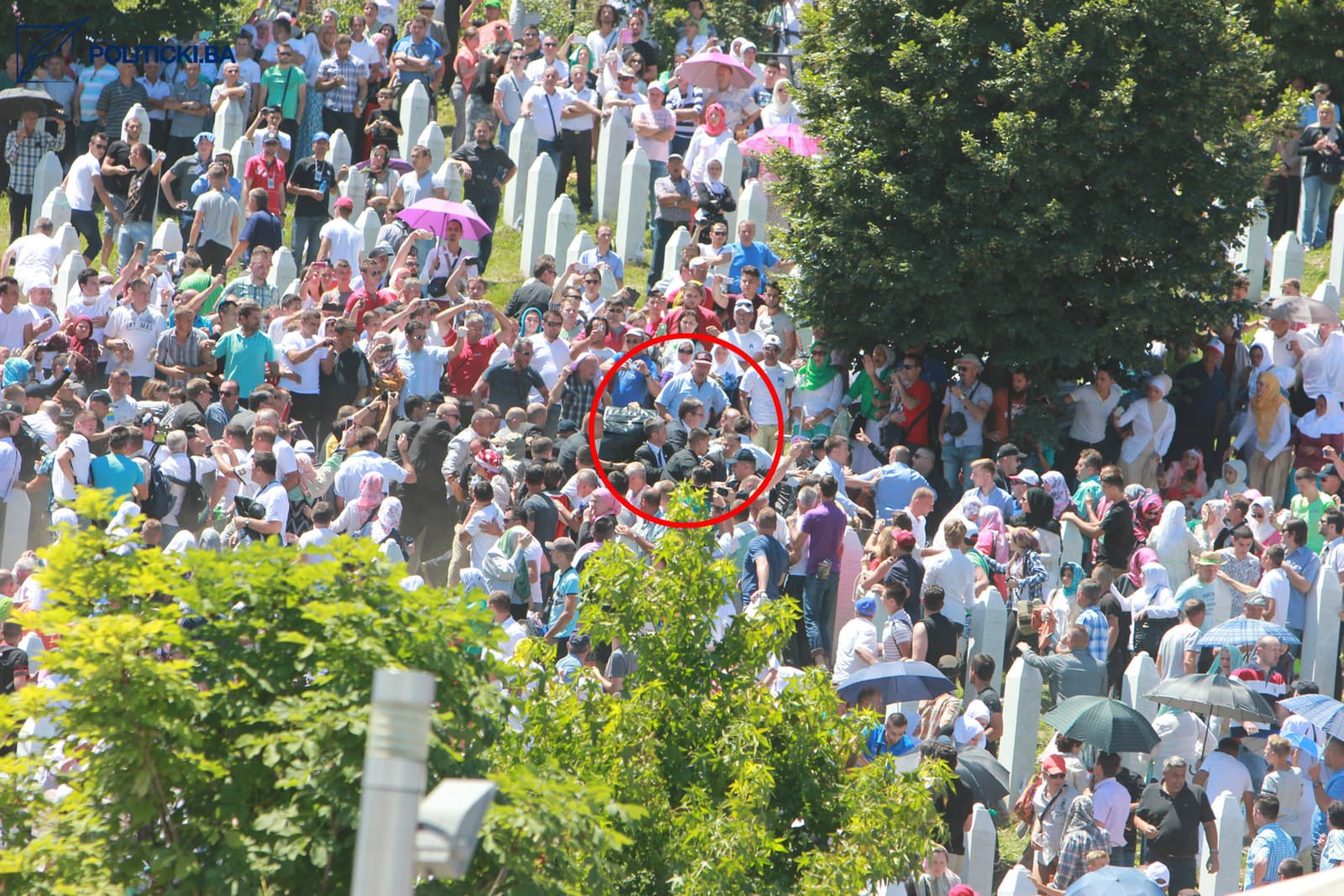 SIPA izuzela fotografije Ahmeta Bajrića Blicka snimljene 11. jula 2015. godine u Potočarima - slika 5