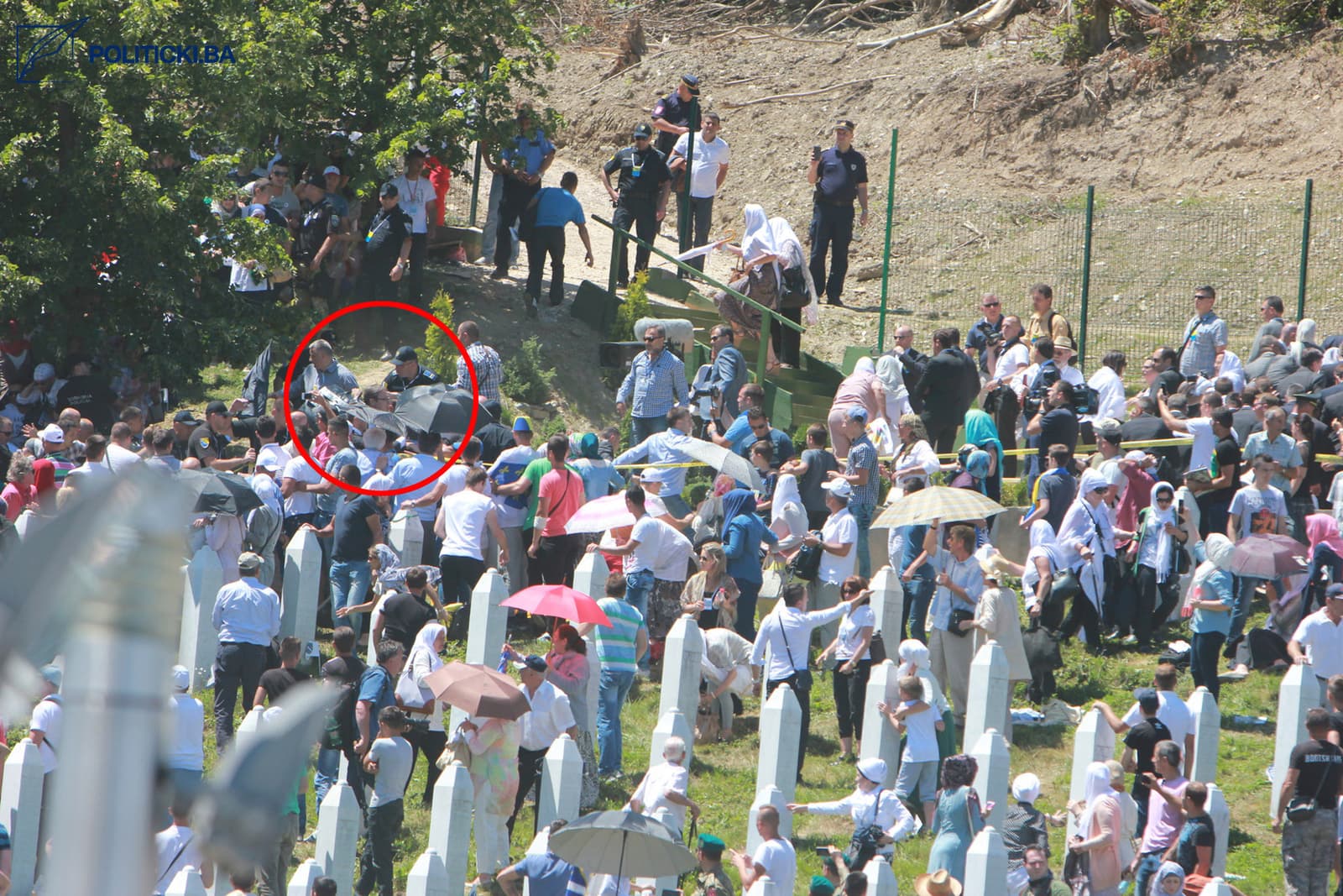 SIPA izuzela fotografije Ahmeta Bajrića Blicka snimljene 11. jula 2015. godine u Potočarima - slika 7