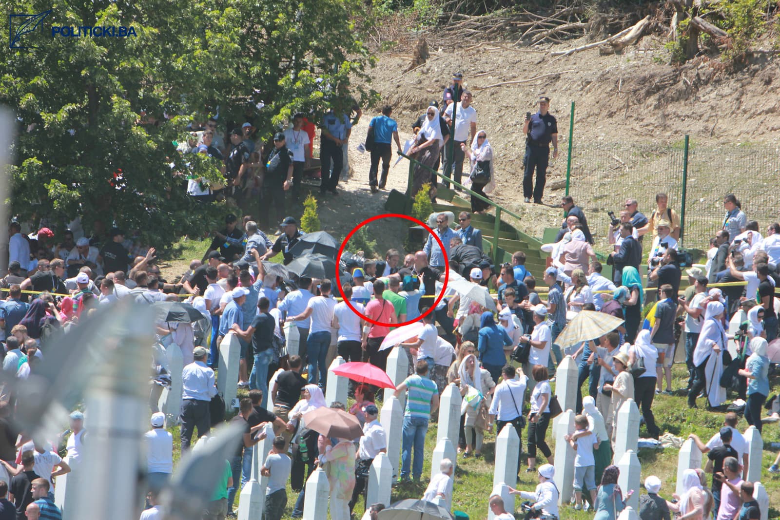 SIPA izuzela fotografije Ahmeta Bajrića Blicka snimljene 11. jula 2015. godine u Potočarima - slika 8