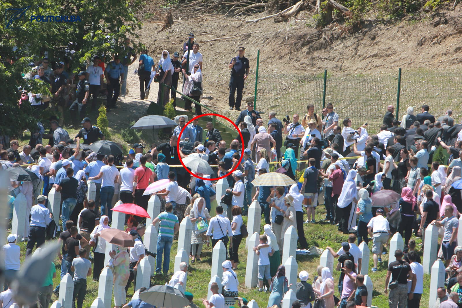 SIPA izuzela fotografije Ahmeta Bajrića Blicka snimljene 11. jula 2015. godine u Potočarima - slika 9