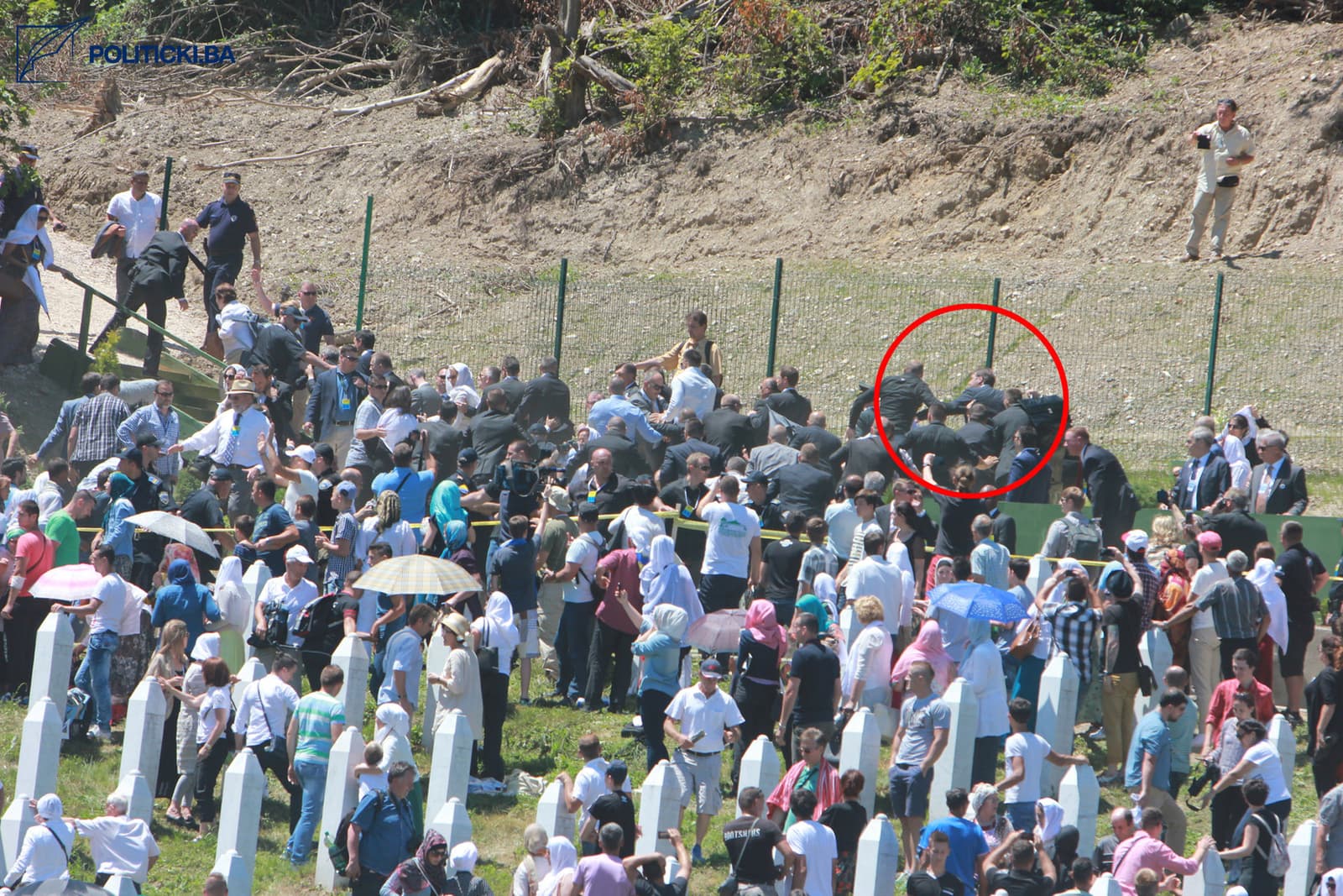 SIPA izuzela fotografije Ahmeta Bajrića Blicka snimljene 11. jula 2015. godine u Potočarima - slika 10