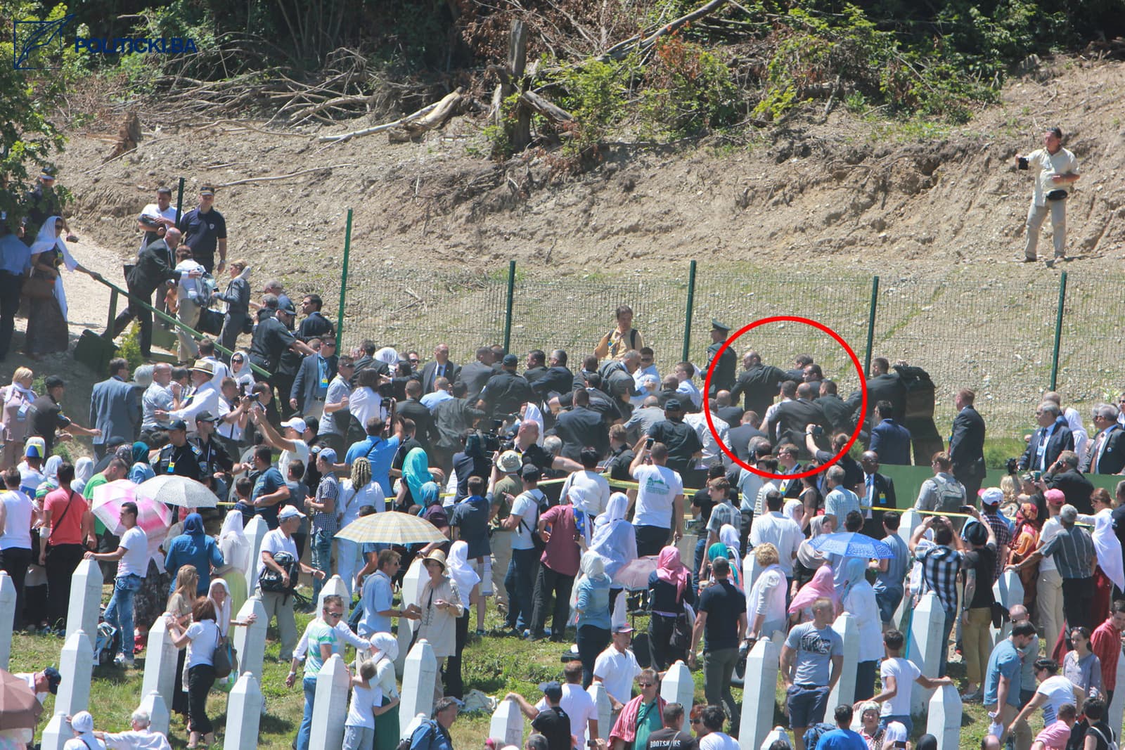SIPA izuzela fotografije Ahmeta Bajrića Blicka snimljene 11. jula 2015. godine u Potočarima - slika 11
