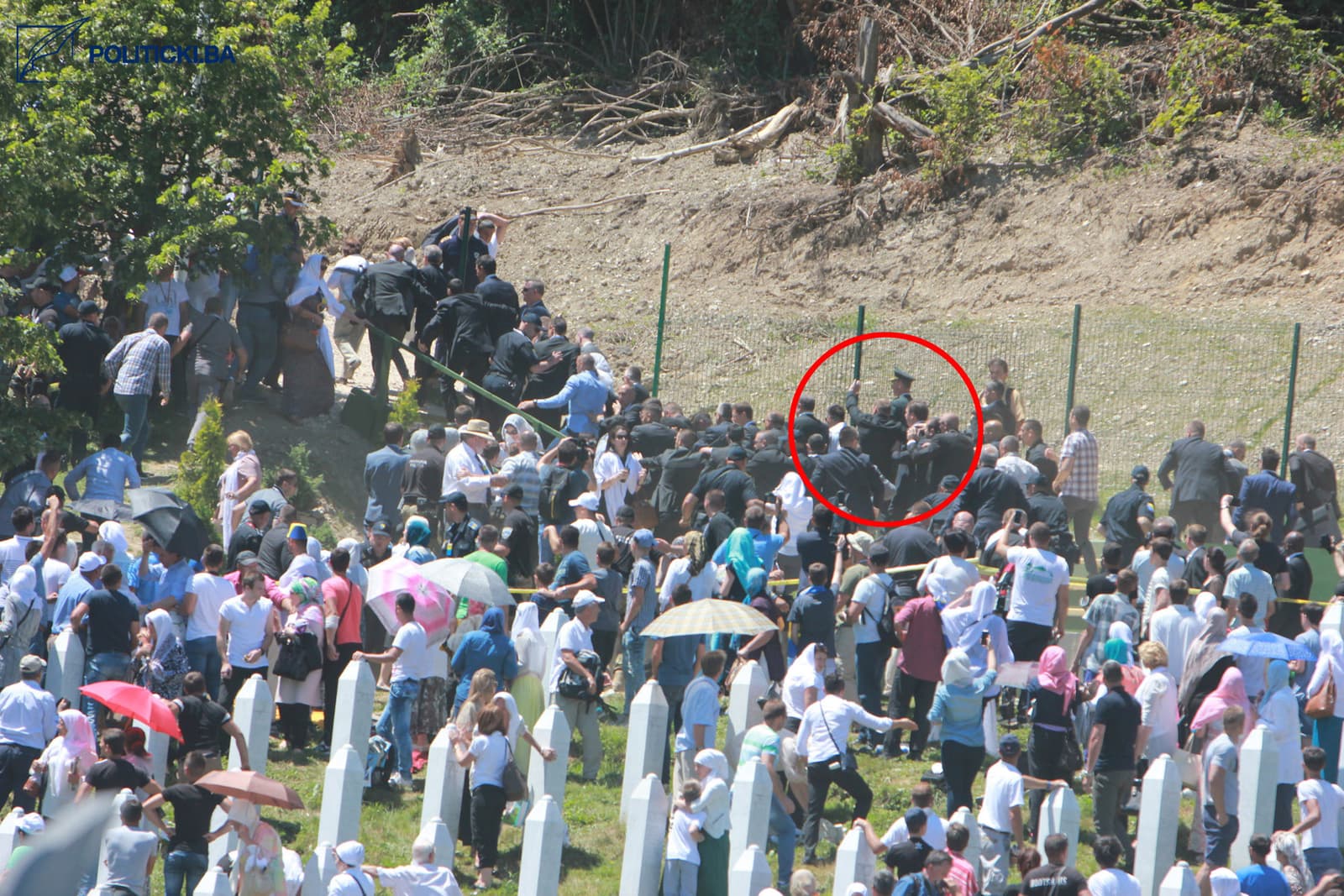 SIPA izuzela fotografije Ahmeta Bajrića Blicka snimljene 11. jula 2015. godine u Potočarima - slika 12