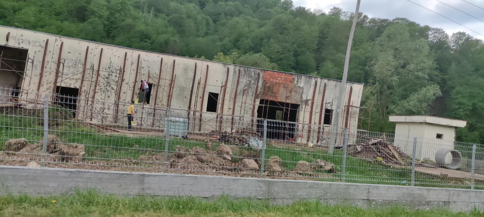 Građevinari uklanjaju tragove genocida sa zgrade Magacina otkupa u Kravici - slika 1