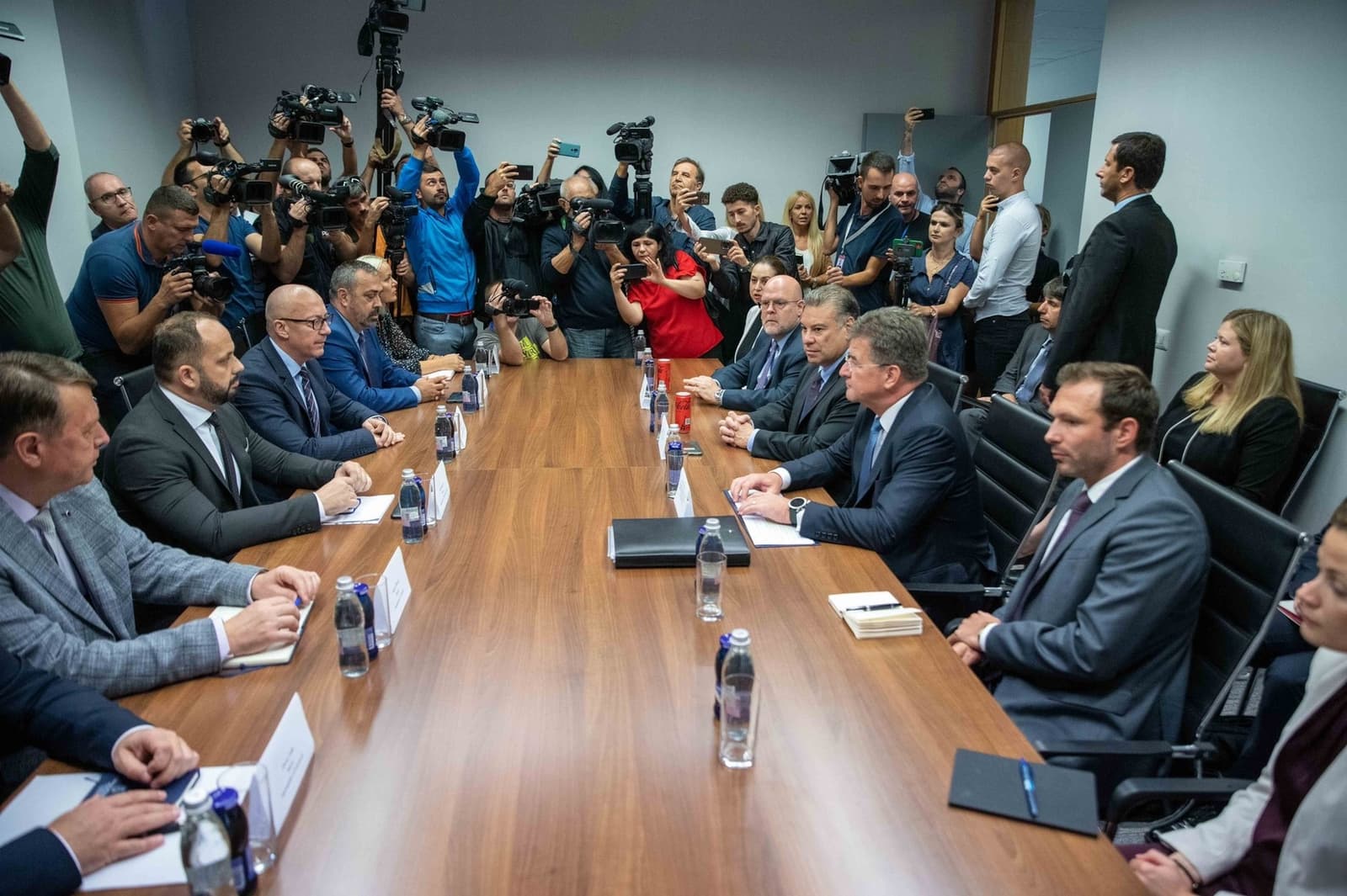 Samo se sila poštuje!  - slika 1