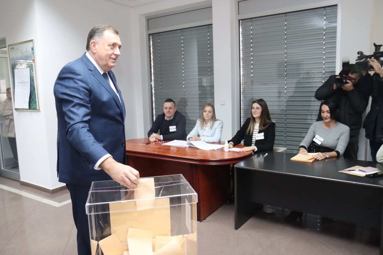 Dodik glasao na izborima u Srbiji - slika 1