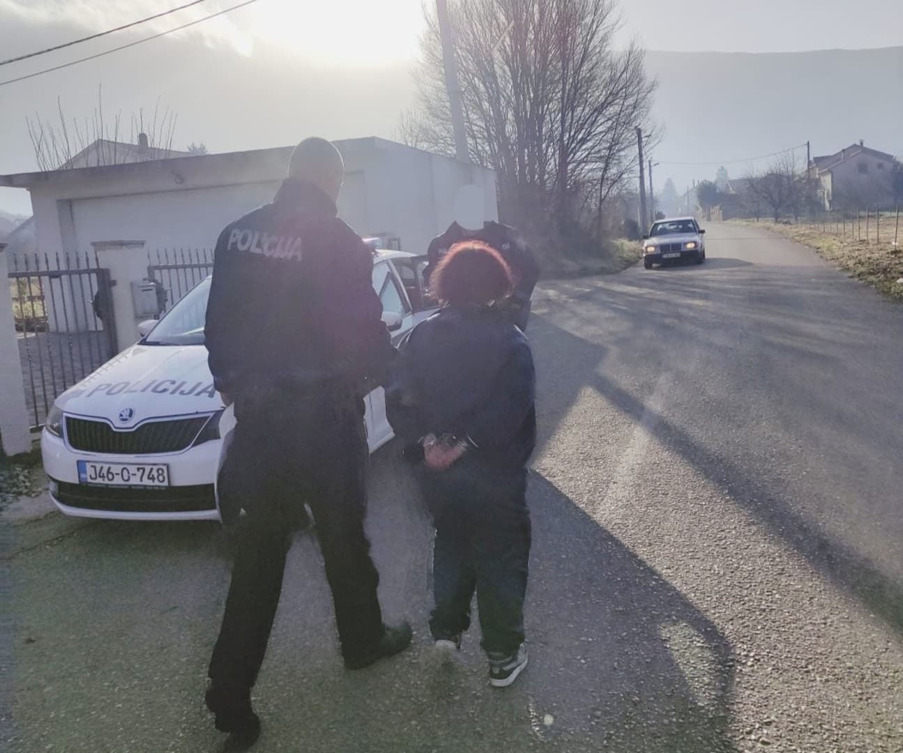 MOSTAR: Žena hodala kroz naselje sa puškom - slika 1