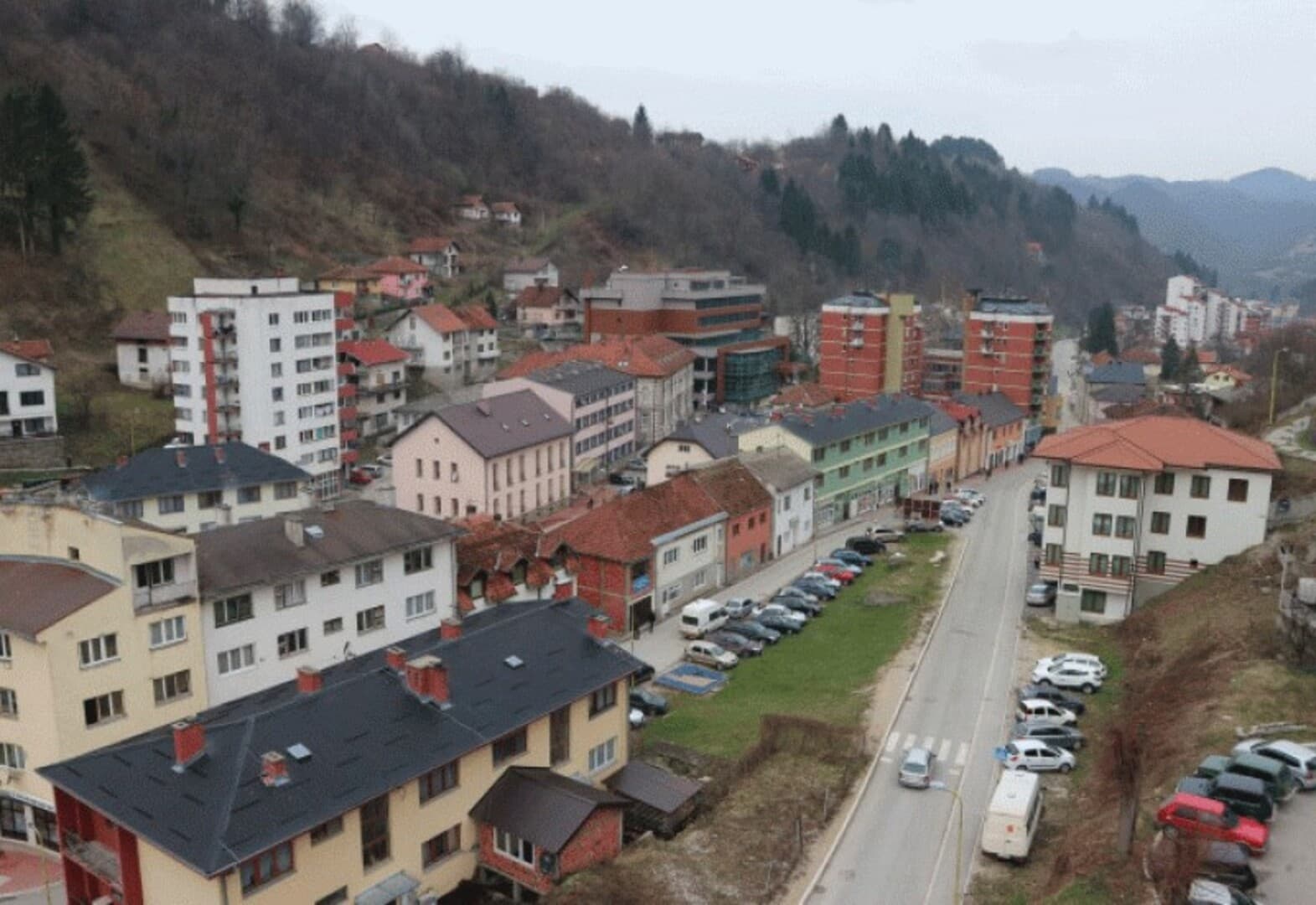 Srebrenica: Gladni i žedni, a sudbinu im odlučuju autobusi - slika 1