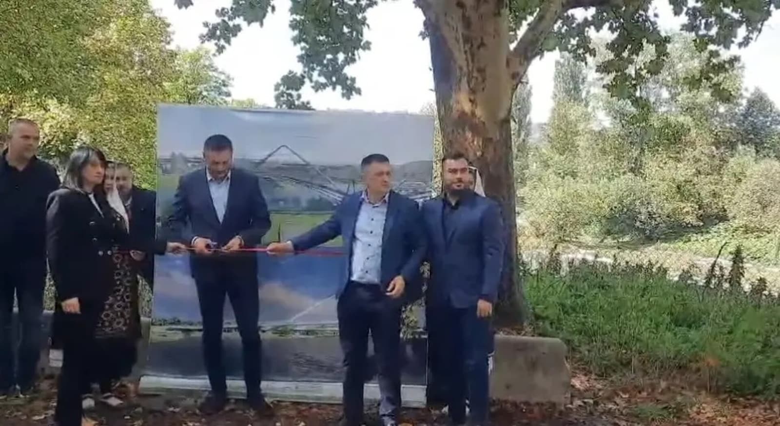 Banja Luka: SNSD-ovci otvorili nepostojeći most. Kažu - performans - slika 1