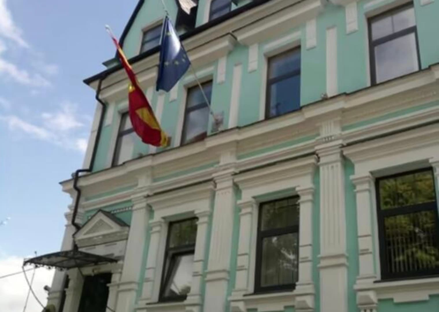 I španska ambasada u Kijevu zatvorena zbog informacija o zračnom napadu - slika 1
