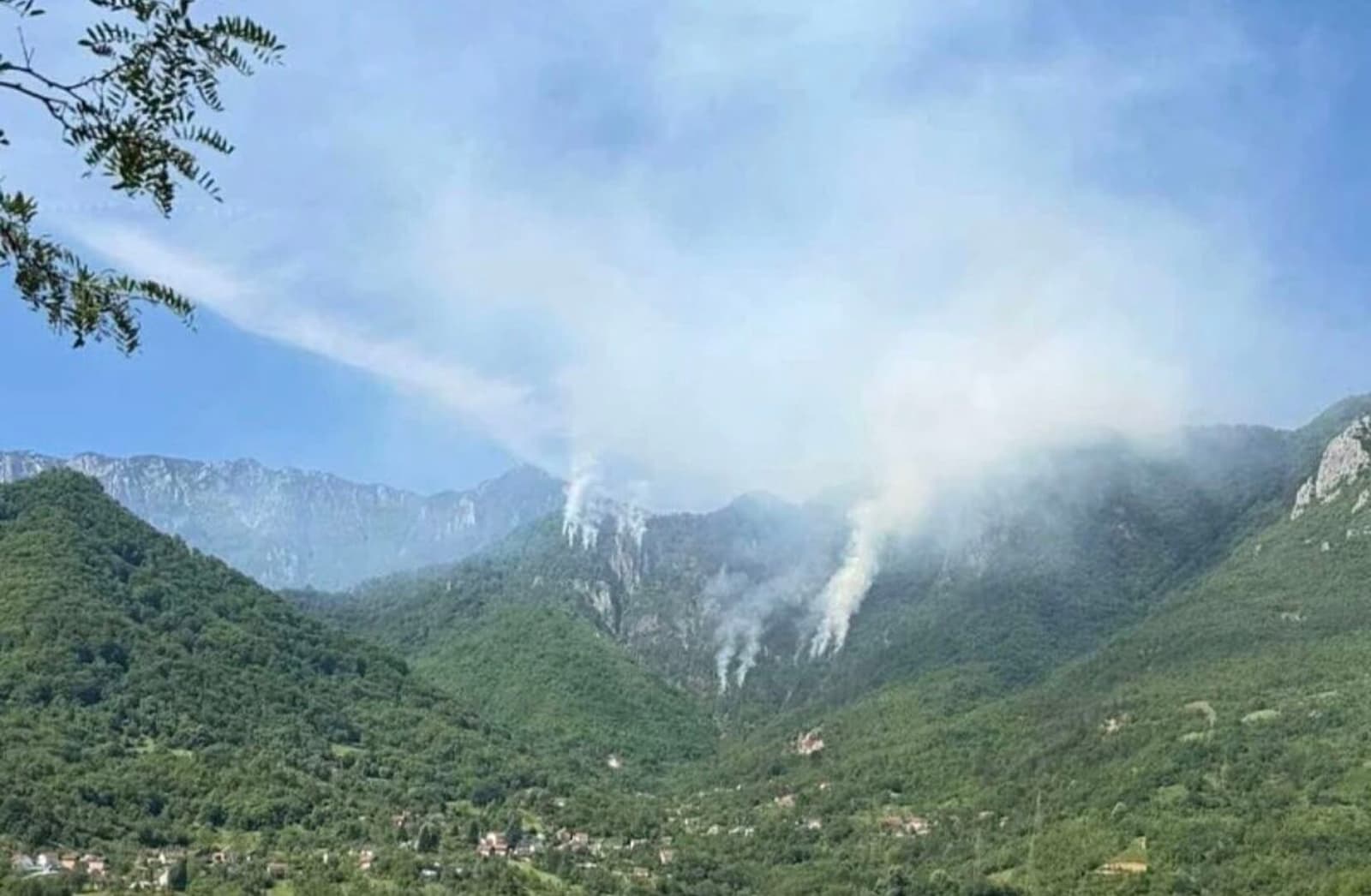 Helez: Helikopteri OS BiH gase požar kod Jablanice - slika 1