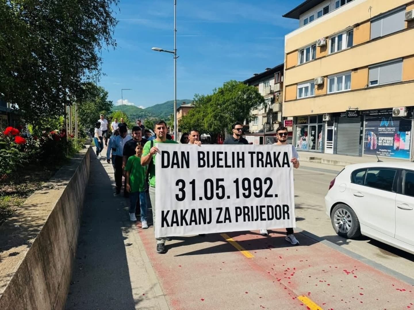 U Kaknju obilježen Dan bijelih traka: Mirna šetnja u znak sjećanja na žrtve Prijedora - slika 1