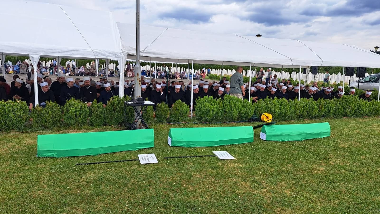 Na dženazi u Memićima porodice žrtava zahvalile Džananoviću i Mulagiću, autorima knjige o genocidu u Zvorniku - slika 6
