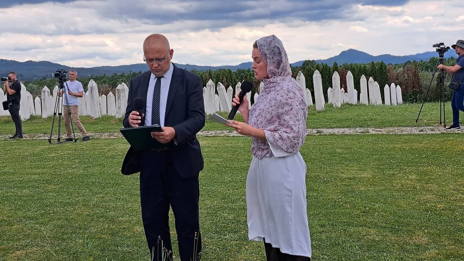 Na dženazi u Memićima porodice žrtava zahvalile Džananoviću i Mulagiću, autorima knjige o genocidu u Zvorniku - slika 1