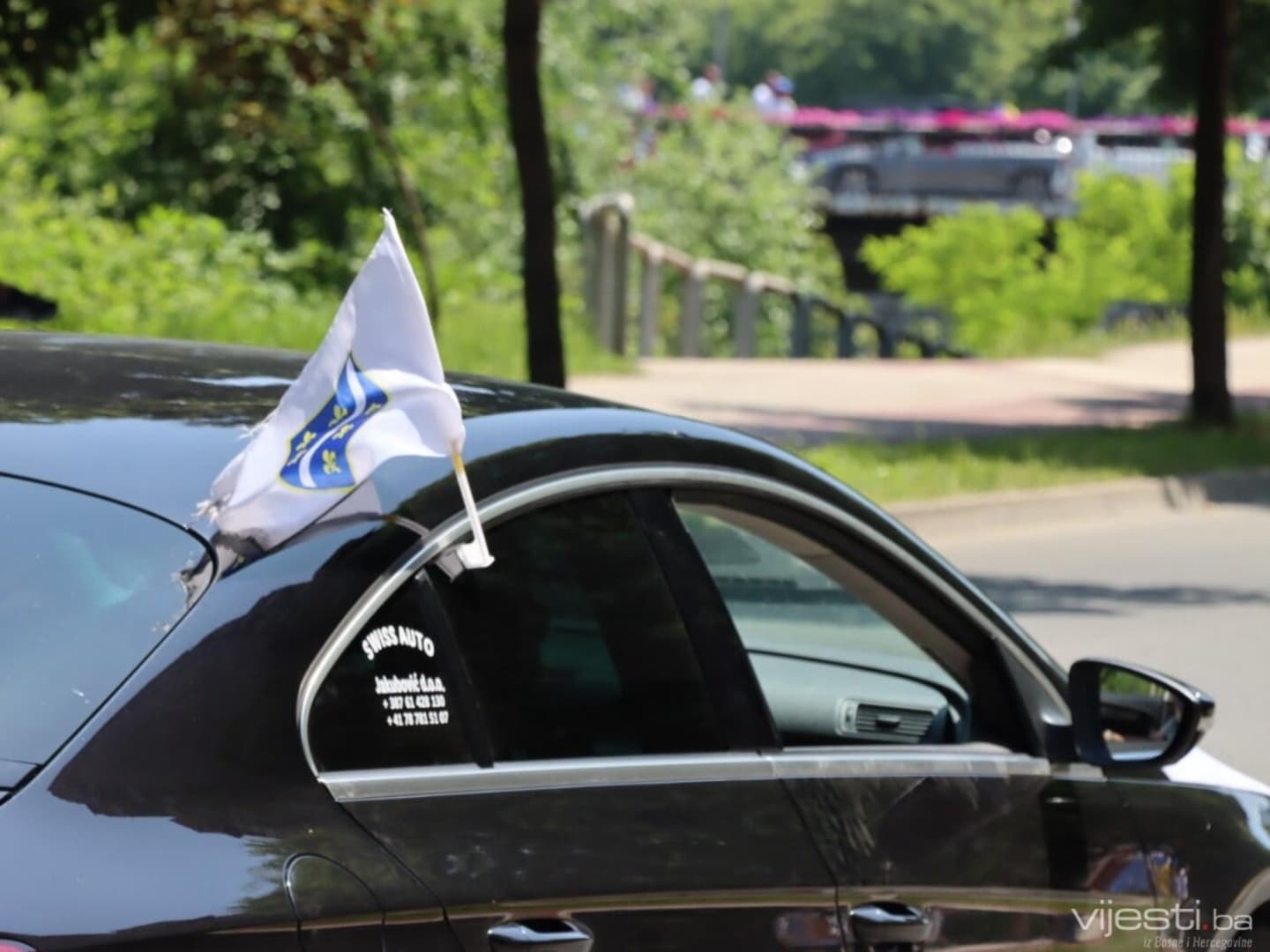Objavljen vodič: Kako postupiti ako vas zaustavi policija Rs zbog zastave s ljiljanima - slika 1