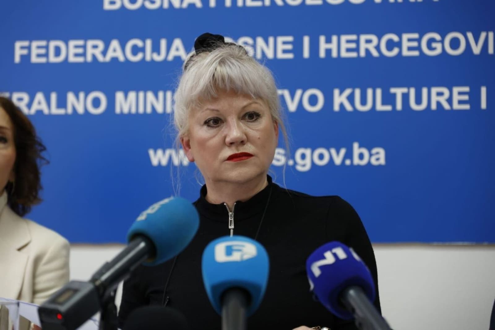 Sanja Vlaisavljević dijeli i šakom i kapom. Milioni 'svojima' - slika 1