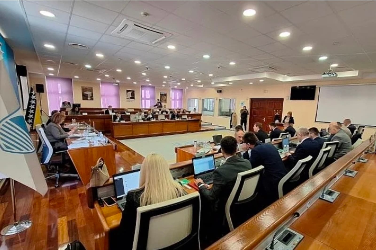 Vijećnici u Mostaru razapeti između davanja koncesije AAFS-u i nastavka sjednice koju su Bošnjaci bojkotovali - slika 1