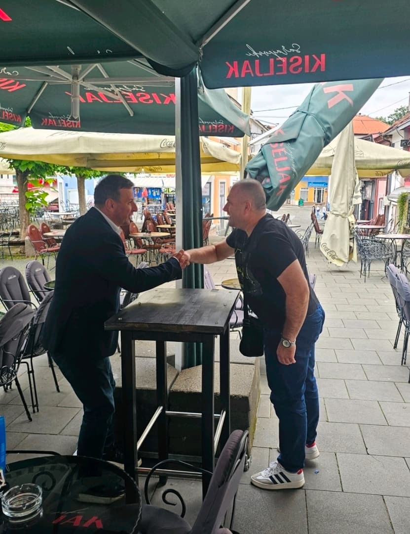 Divan doček u Tuzli uprkos kiši: Vukanović najavio listu i u ovom dijelu Federacije BiH - slika 7