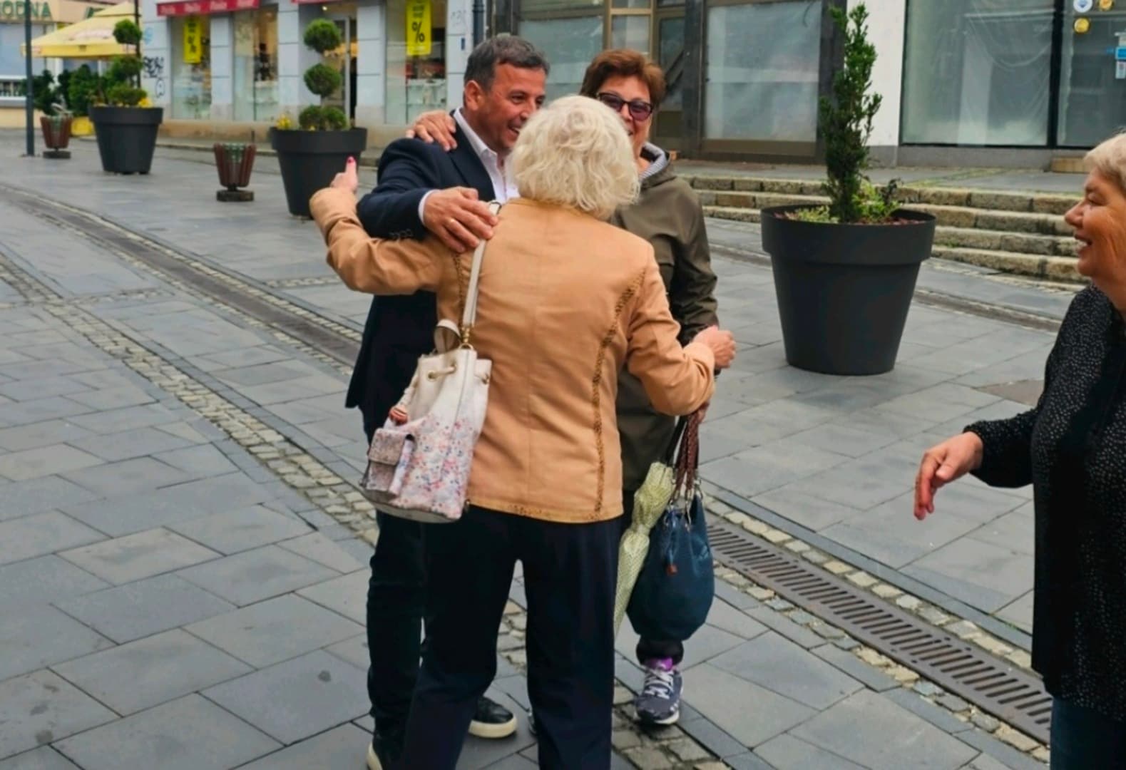 Divan doček u Tuzli uprkos kiši: Vukanović najavio listu i u ovom dijelu Federacije BiH - slika 1