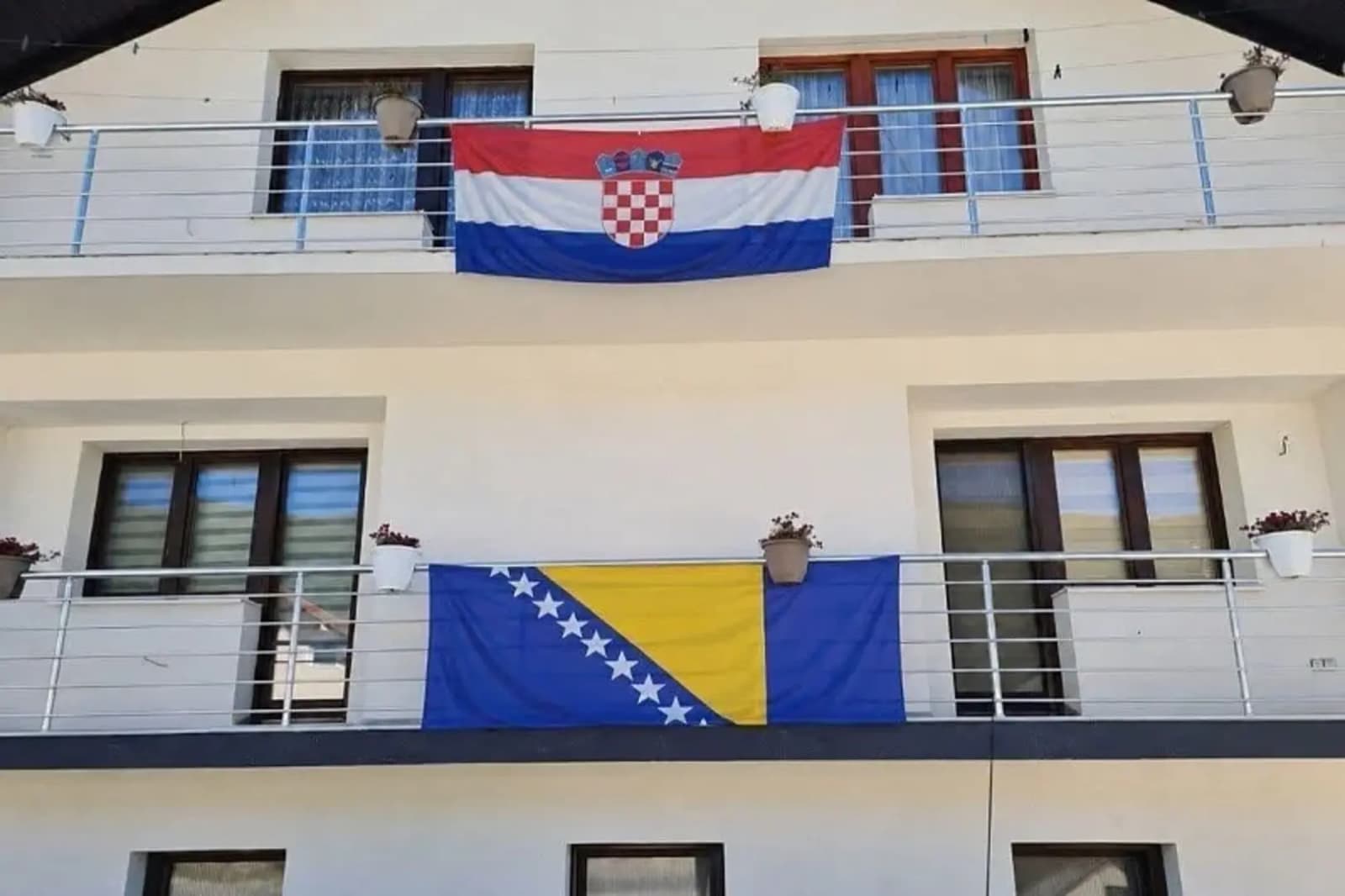 Jedna kuća, dvije zastave: Porodica iz Gornjeg Vakufa-Uskoplja ponosno navija za BiH i Hrvatsku na SP-u - slika 1