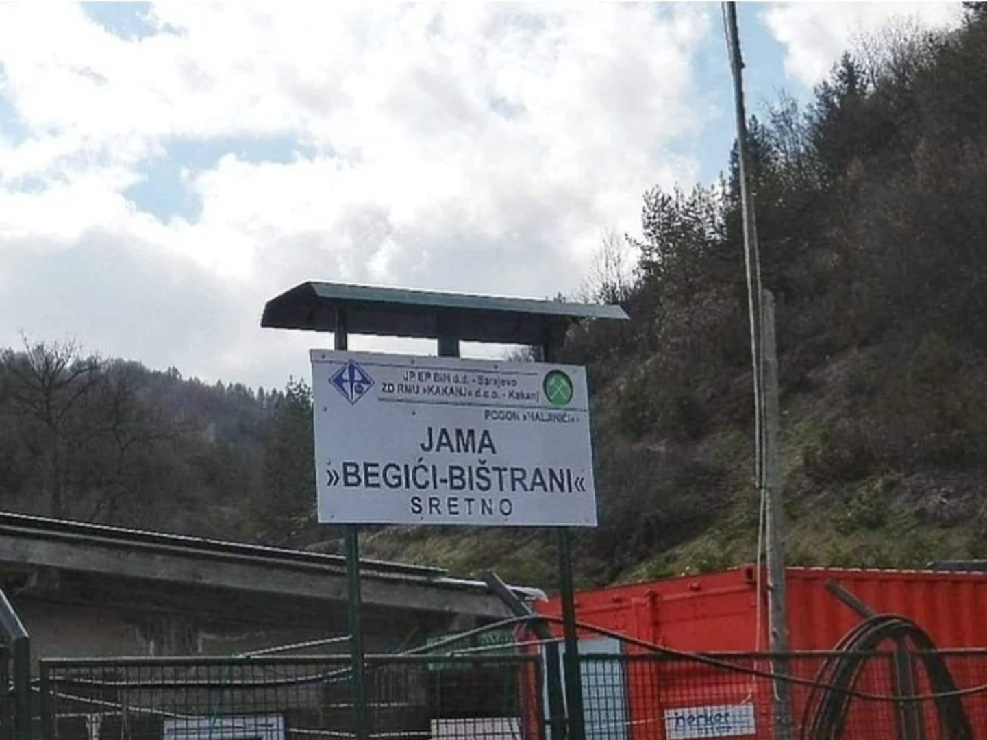 Nakon zeničkih komorata, zbog kašnjenja plaće i druga smjena RMU Kakanj stupila u radnički neposluh - slika 1