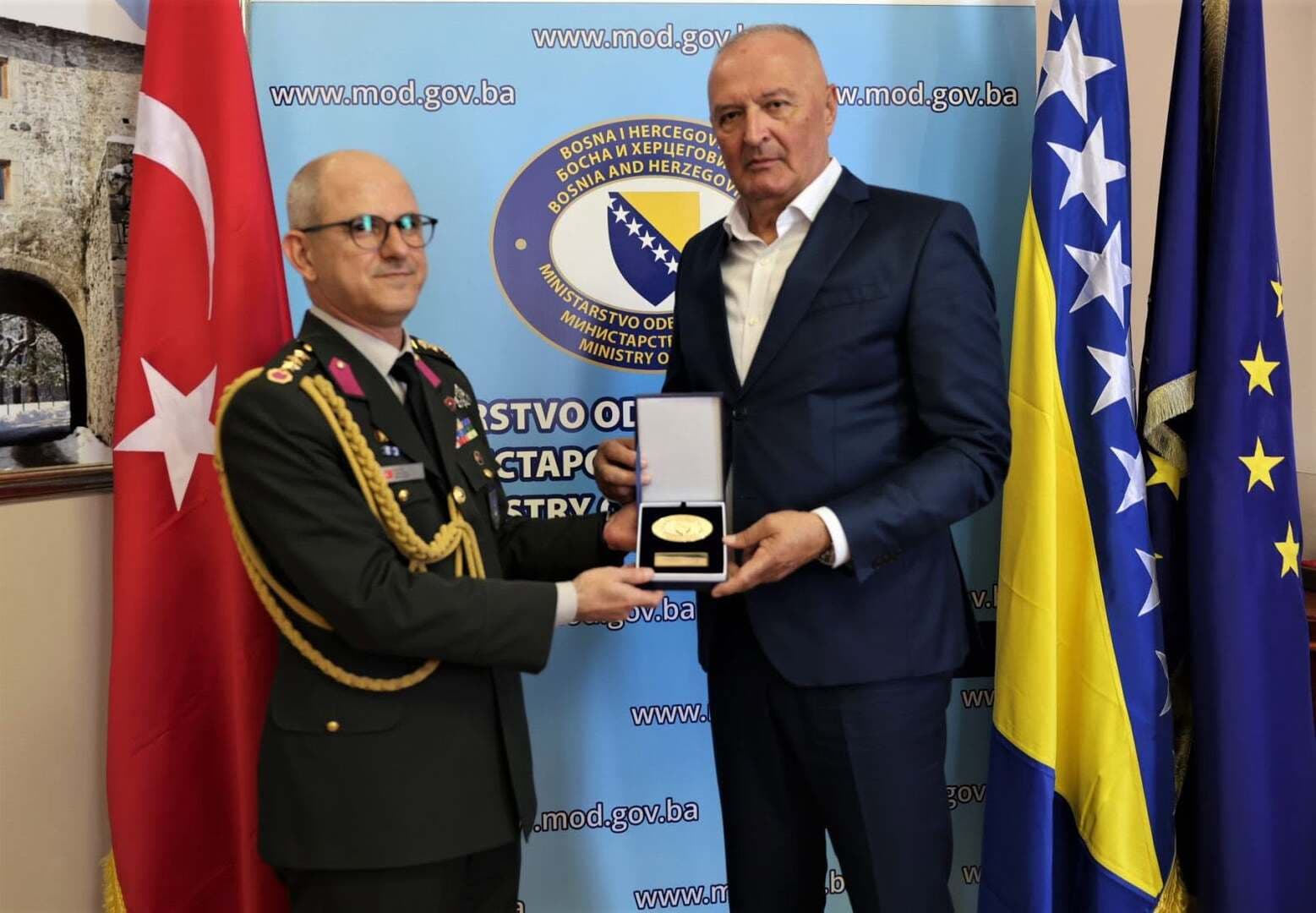 Helez uručio Zlatnu plaketu vojnom atašeu Turske za doprinos jačanju odbrambene saradnje - slika 1