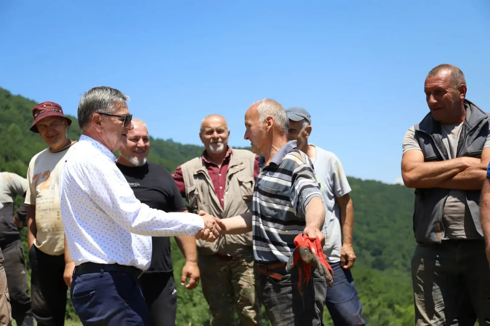 Gradonačelnik Fuad Kasumović obišao radove na betoniranju puta na putnoj komunikaciji Gradište – Lisac - slika 1