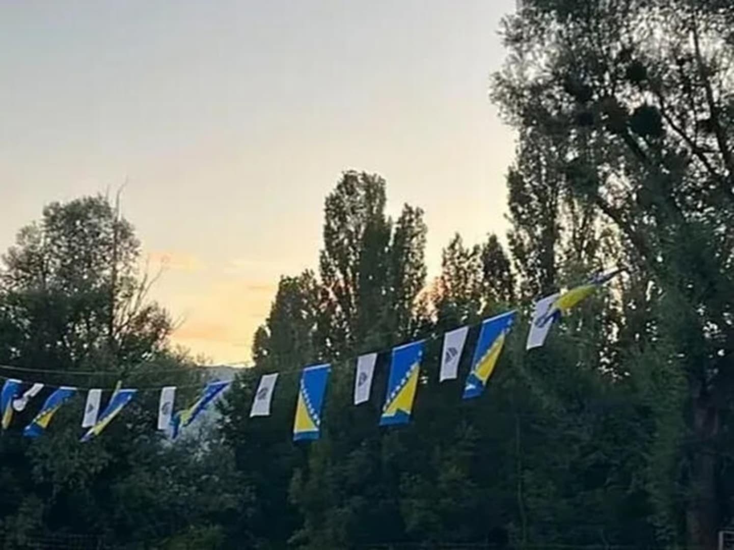 U Livnu postavljene nove zastave BiH i RBiH, sada ih je više nego prethodni put - slika 1