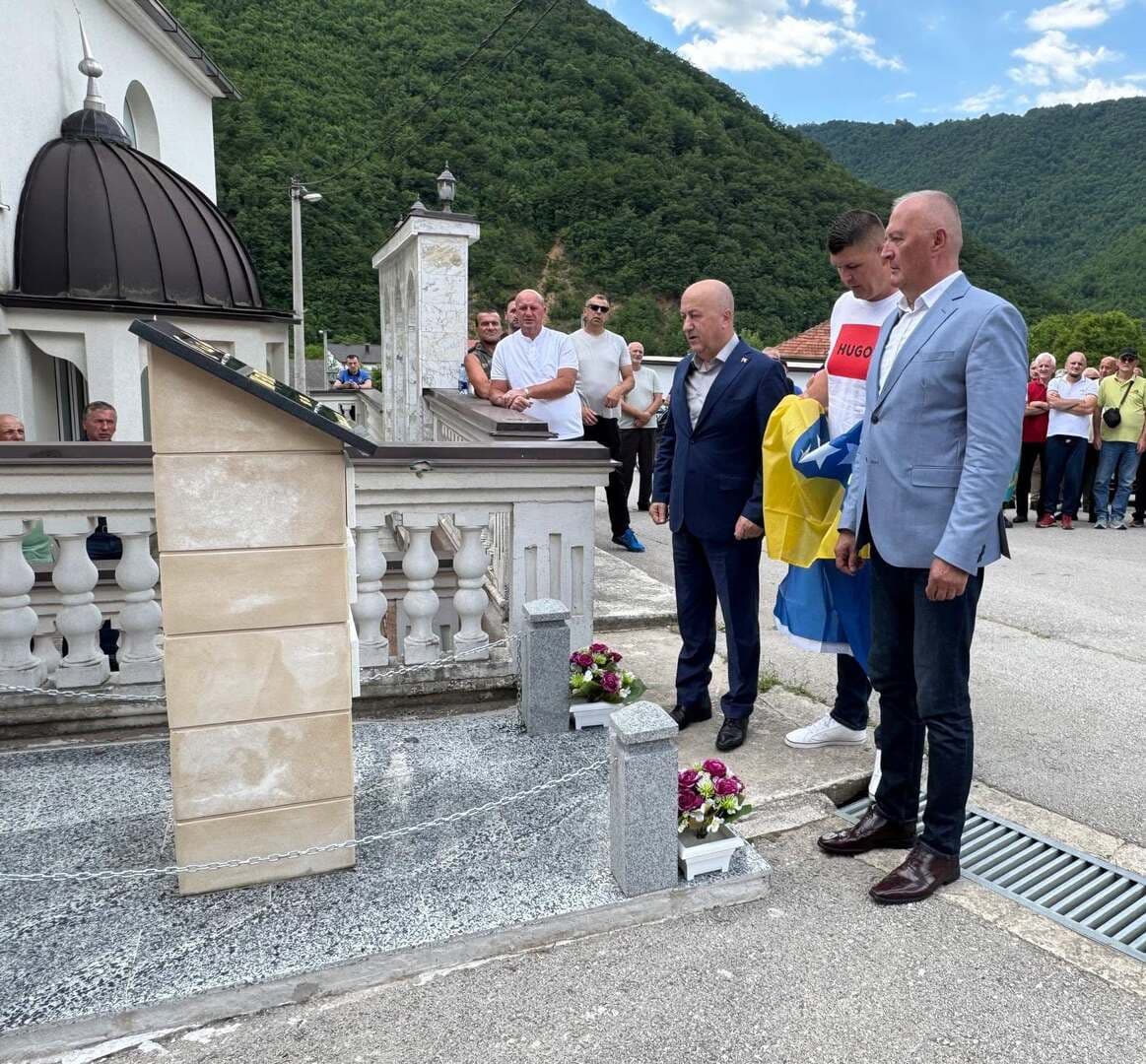 Helez na otkrivanju spomen-obilježja Mufidu Tihaku: Njegova djela osigurala su mu mjesto u historiji Bosne i Hercegovine - slika 1