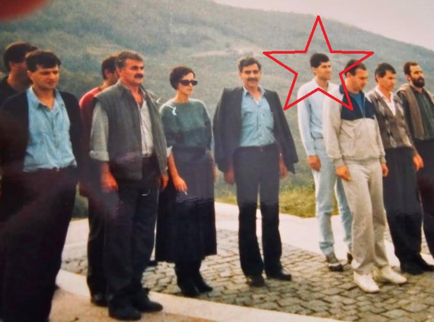 PROCURILA FOTOGRAFIJA SKRIVANA SKORO 40 GODINA: Dragan Čović s delegacijom Komunističke partije polaže cvijeće na partizanskom spomeniku? - slika 1