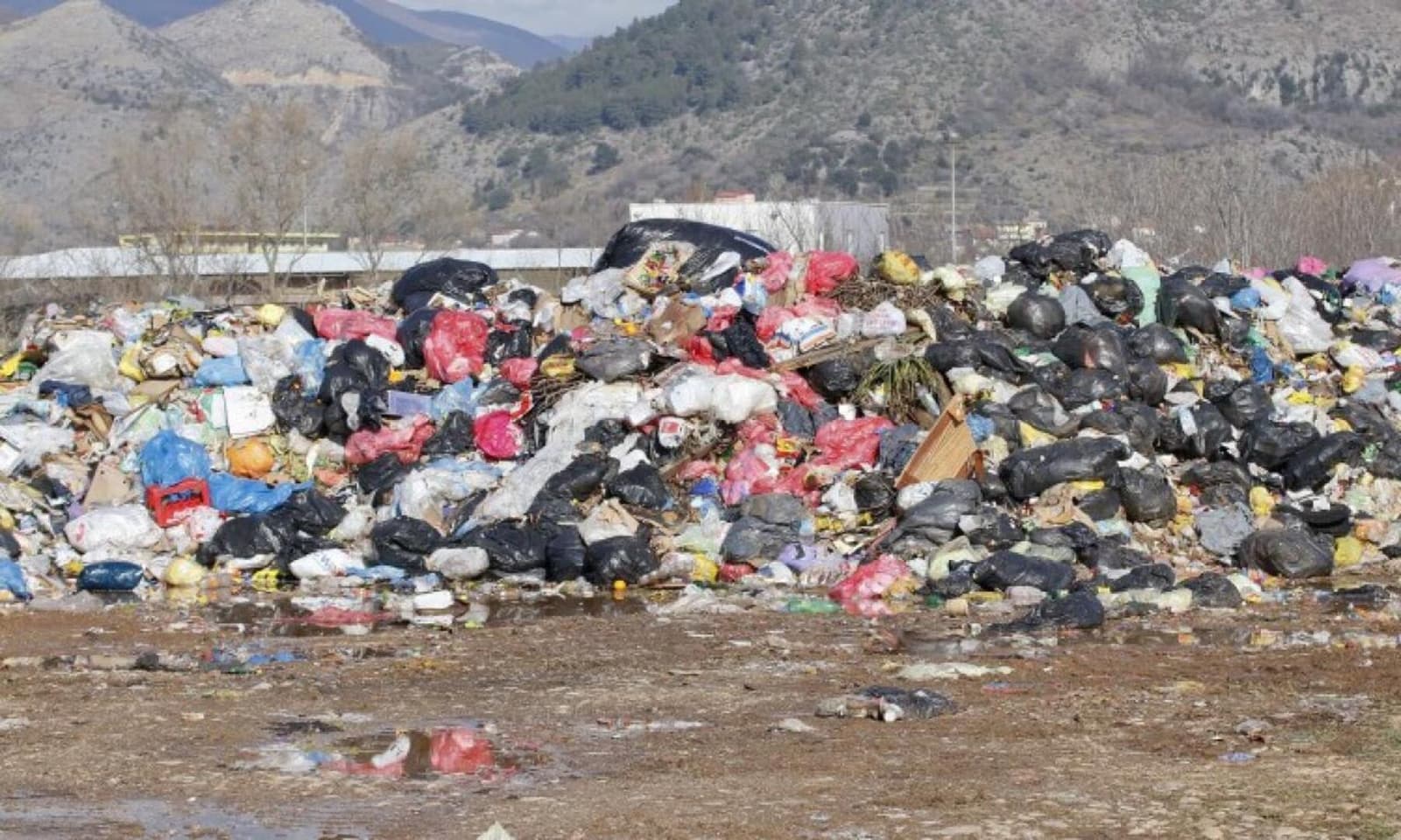 Veliki požar na deponiji Uborak u Mostaru: vatrogasci na terenu, dim se širi iznad grada - slika 1