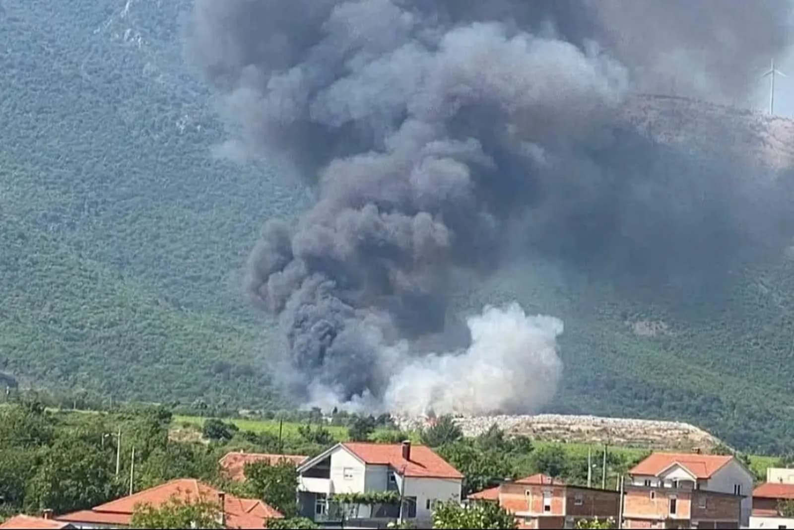 Mostar: "Zatvorite prozore i ne izlazite vani" - slika 1