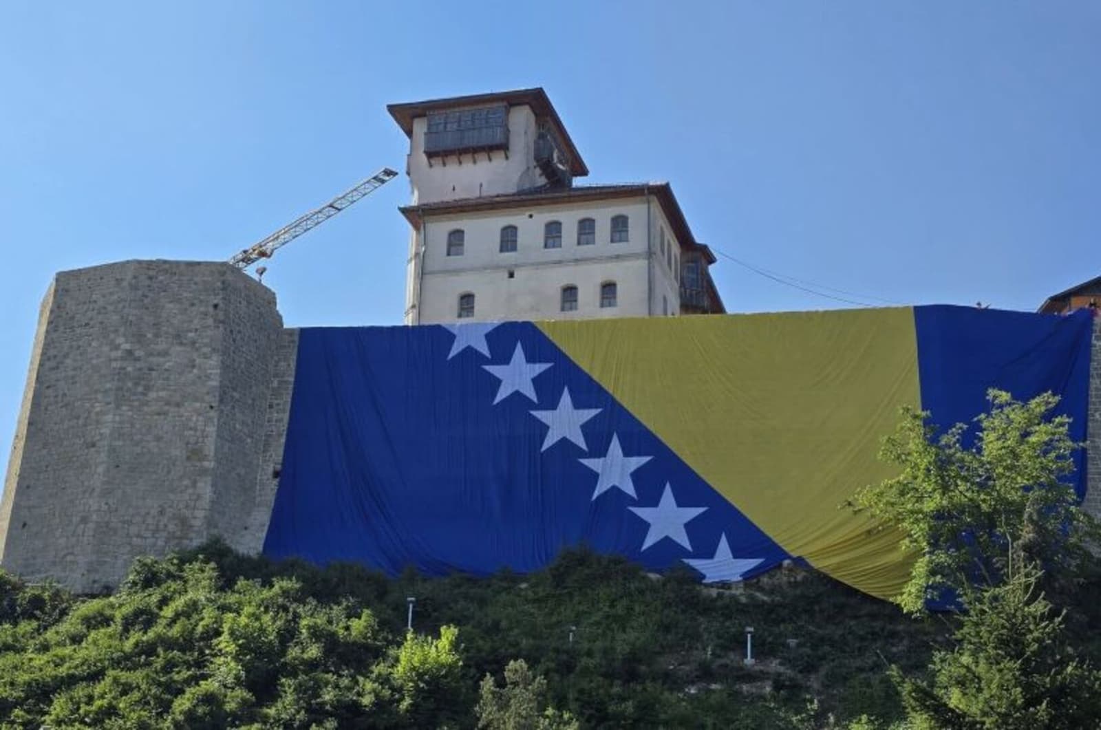 Najveća zastava BiH postavljena na kulu Husein-kapetana Gradaščevića - slika 1