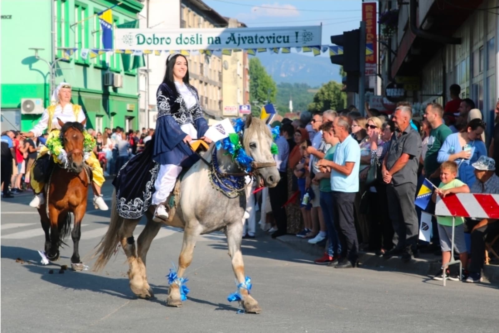 Svečani defile konjanika kroz Donji Vakuf - slika 1
