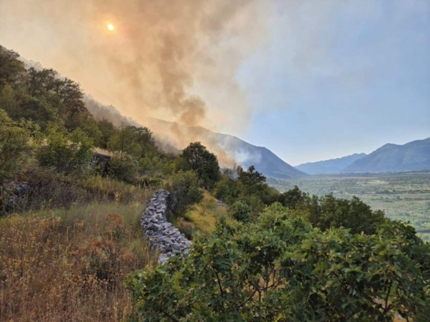 Bukti požar kod Trebinja. Vatra se približava naseljima - slika 1