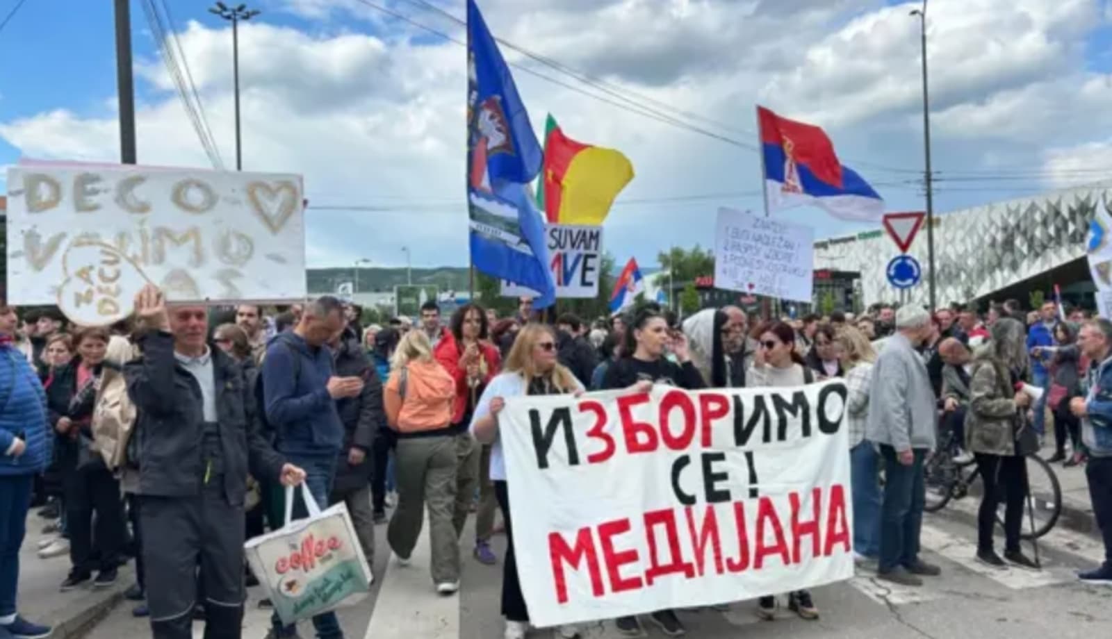 Arhiv javnih skupova "prizemljio" policiju Srbije o broju učesnika na Vučićevom mitingu, studenti mu poslali poruku - slika 1