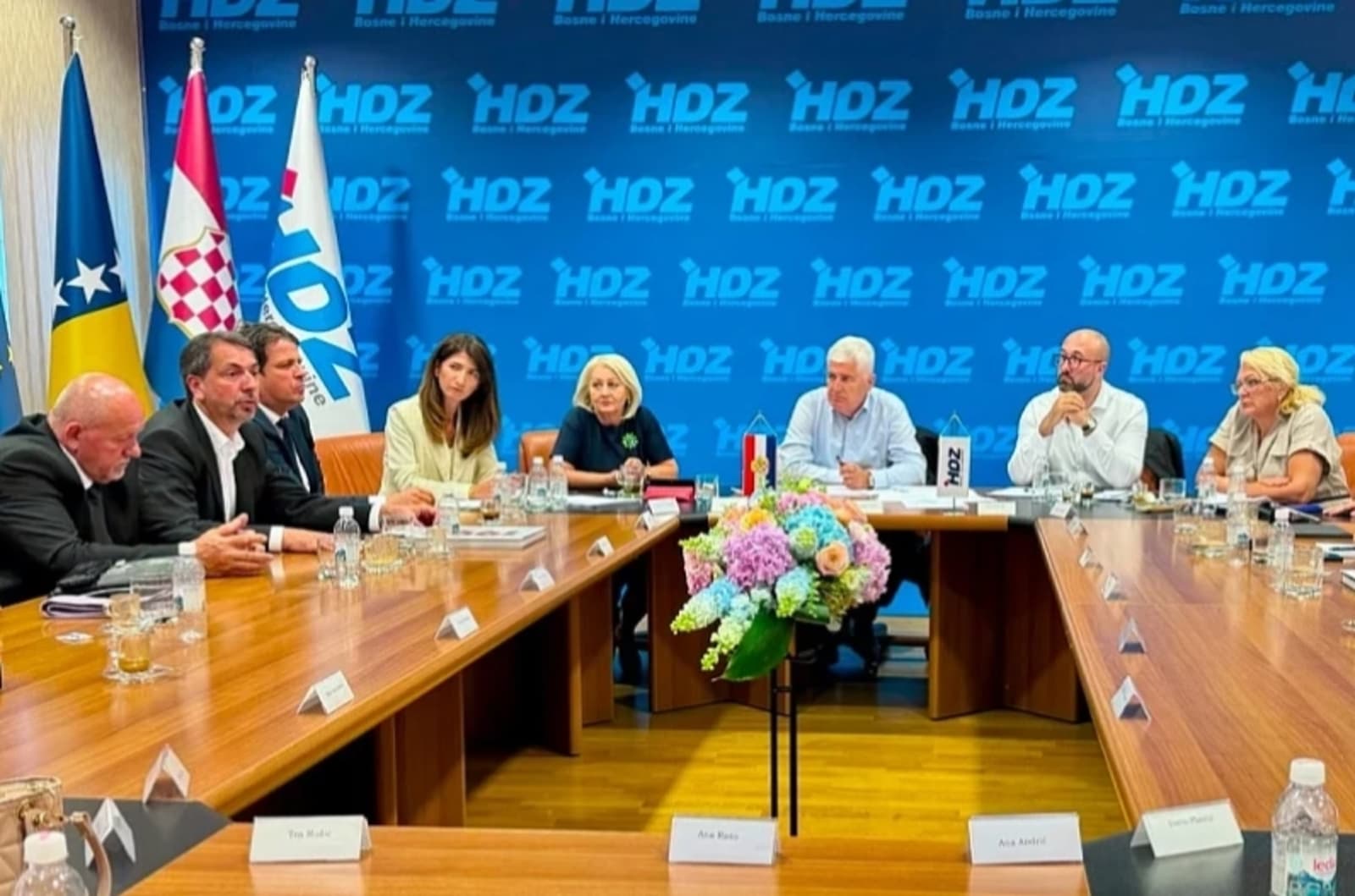 HDZ krenuo u pripreme za izbore, poručili kako je "dogovor domaćih aktera jedini put ka stabilnosti" - slika 1