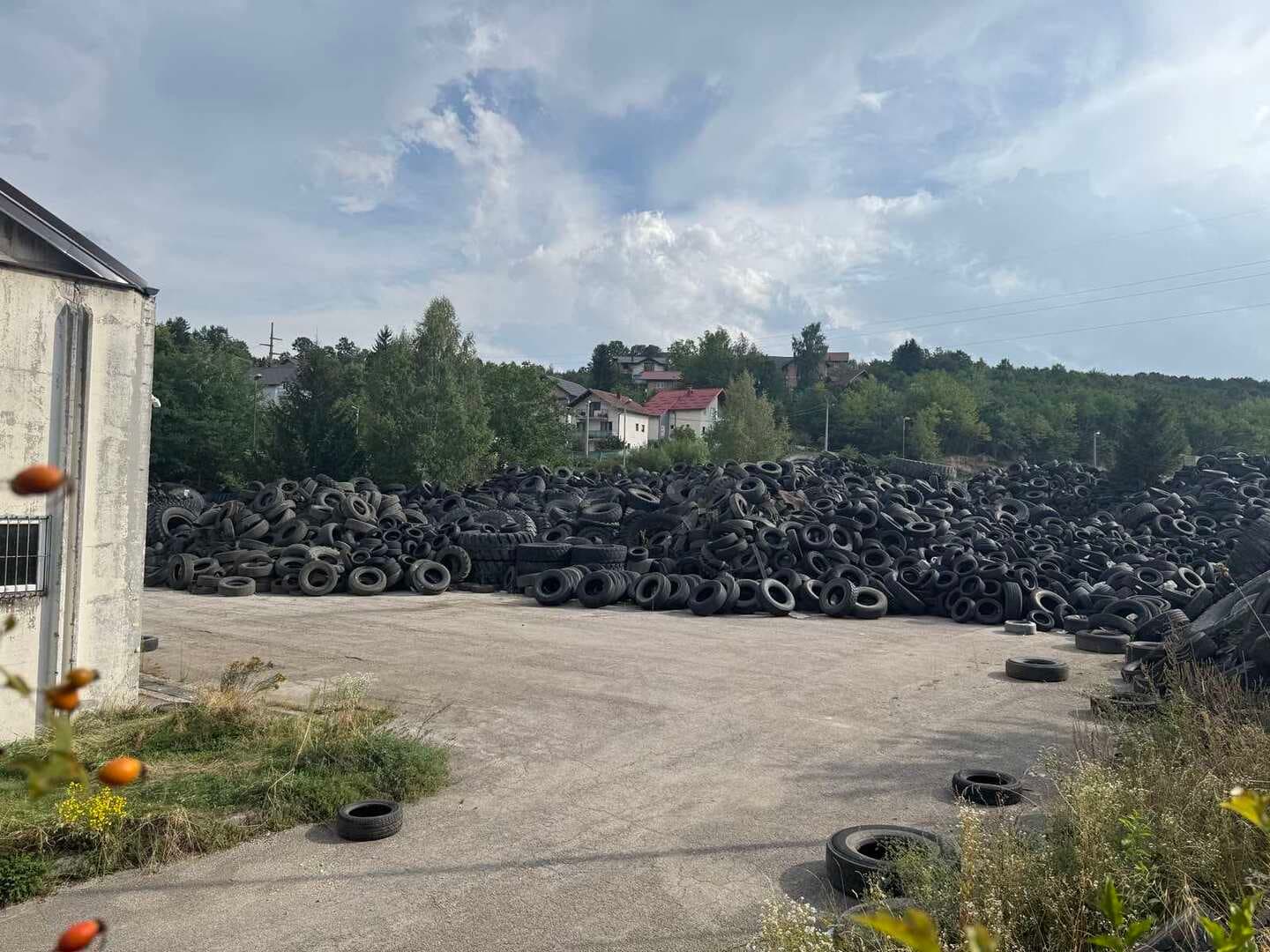 Građani upozoravaju: Ekološka bomba nadomak Sarajeva predstavlja veću opasnost po okolinu od deponije Uborak u Mostaru - slika 1