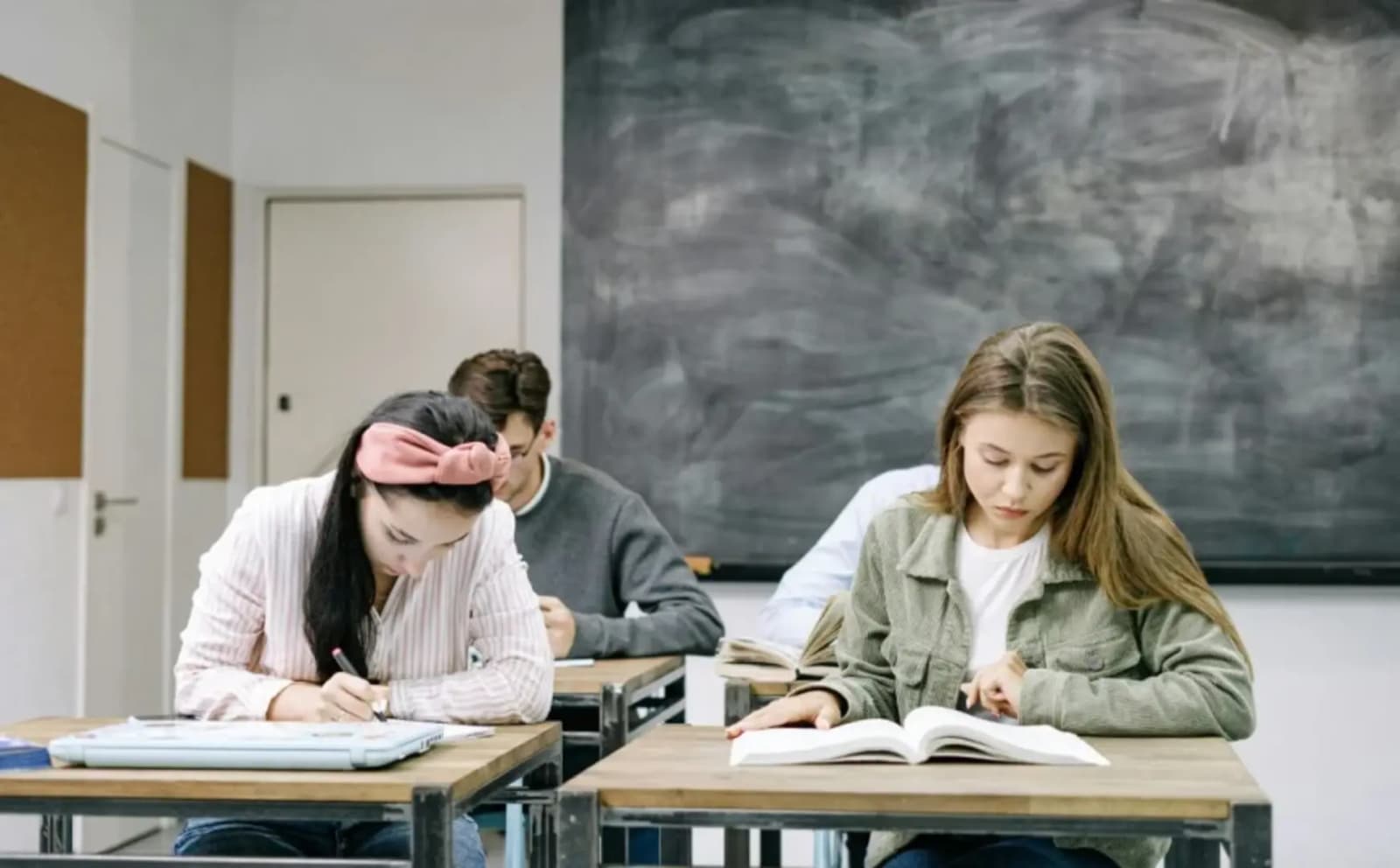 U toku je drugi upisni rok u srednjim školama BiH: Za određena zanimanja dodjeljuju se stipendije - slika 1