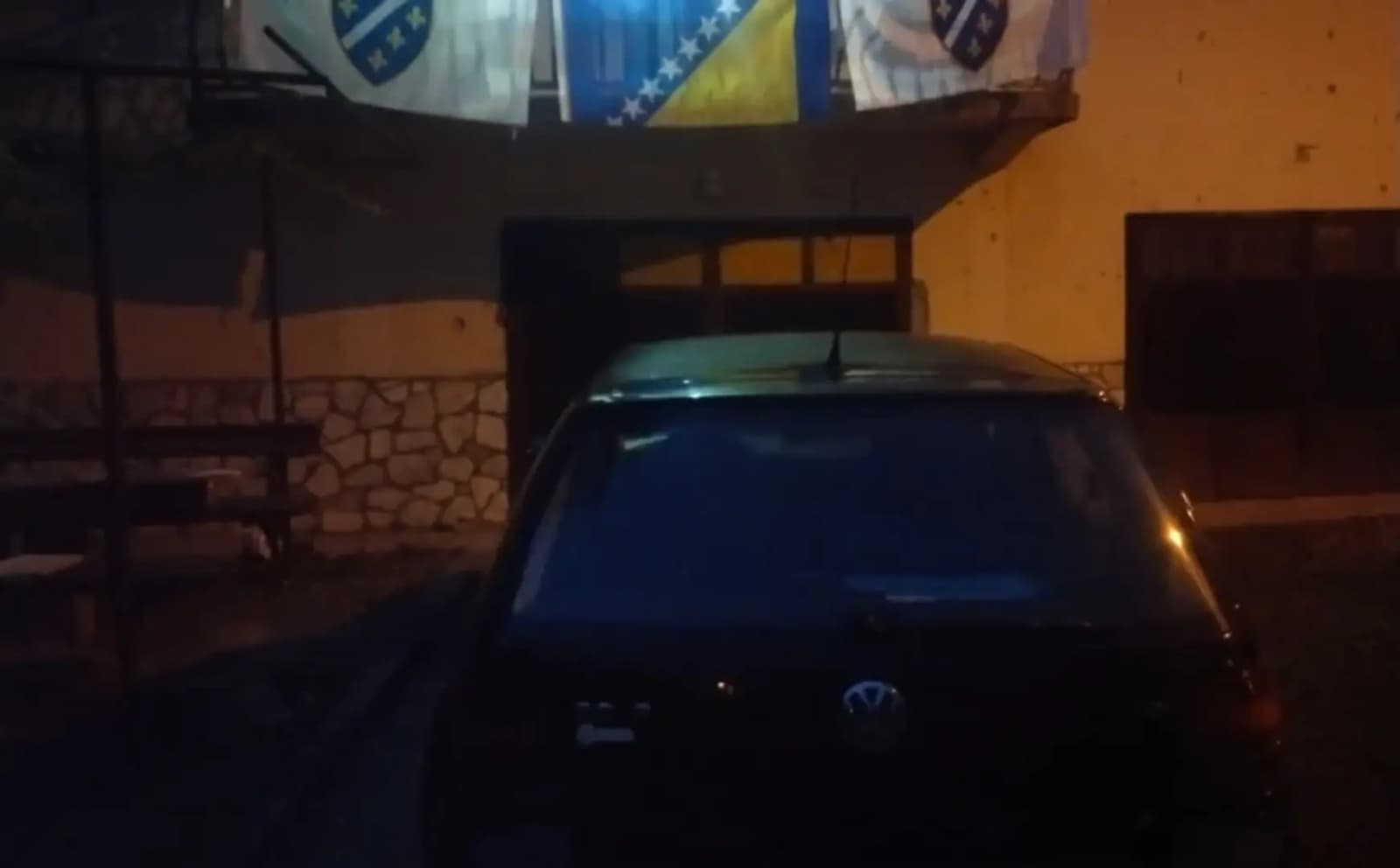 Zastrašivanje povratnika u Novom Goraždu: MUP Rs u pola tri ujutru oduzeo zastavu s ljiljanima - slika 1