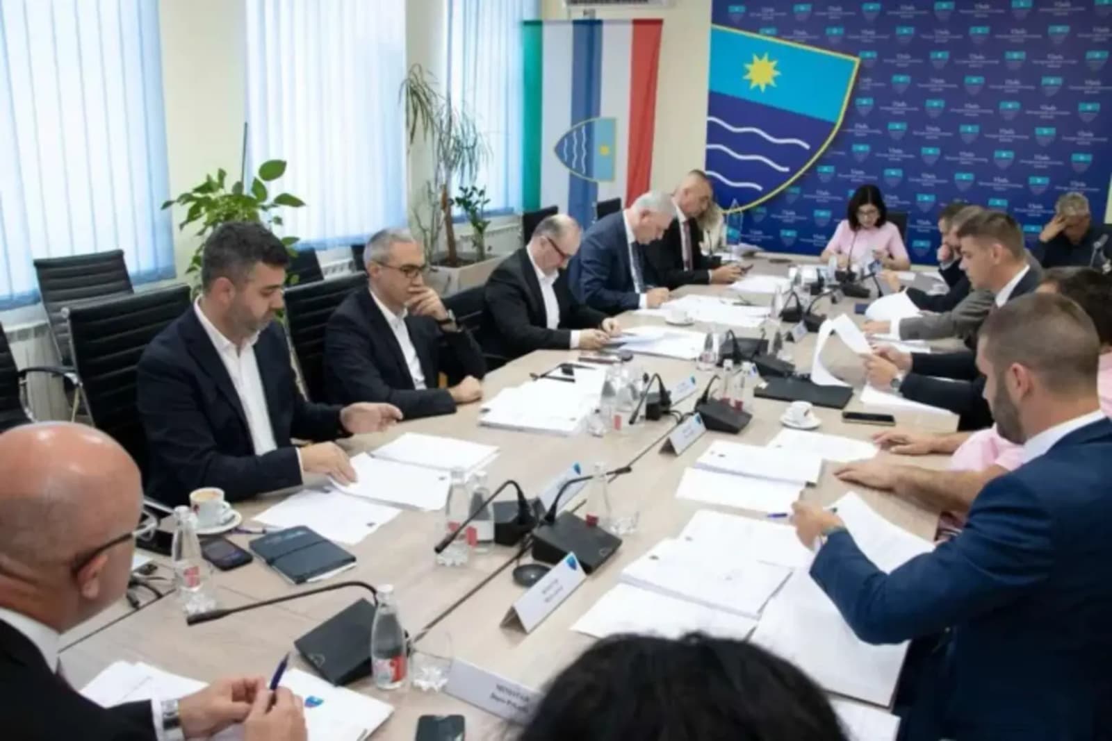 Vlada HNK izdvaja 395.000 za prijevoz učenika, 130.000 za narodne kuhinje, 500.000 KM za Zračnu luku - slika 1