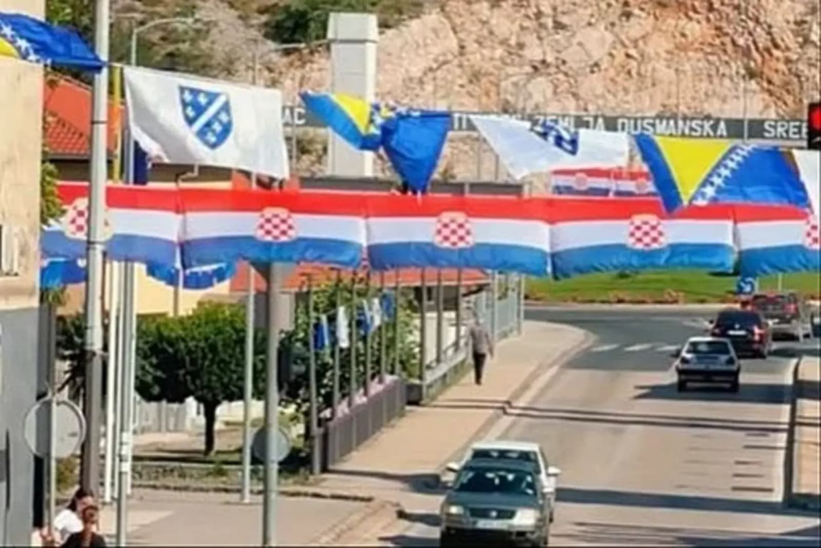 Grad Stolac pozvao udruženja i pojedince da uklone navijačke zastave - slika 1