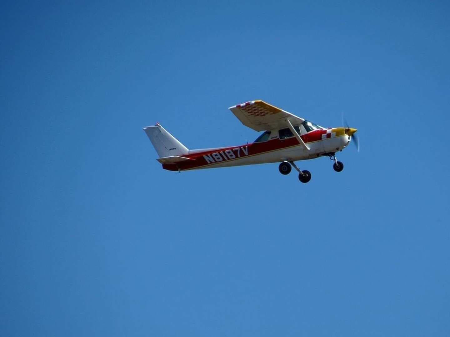 Instruktor letenja usred leta iskočio iz aviona, prestravljena učenica uspjela sama sletjeti - slika 1