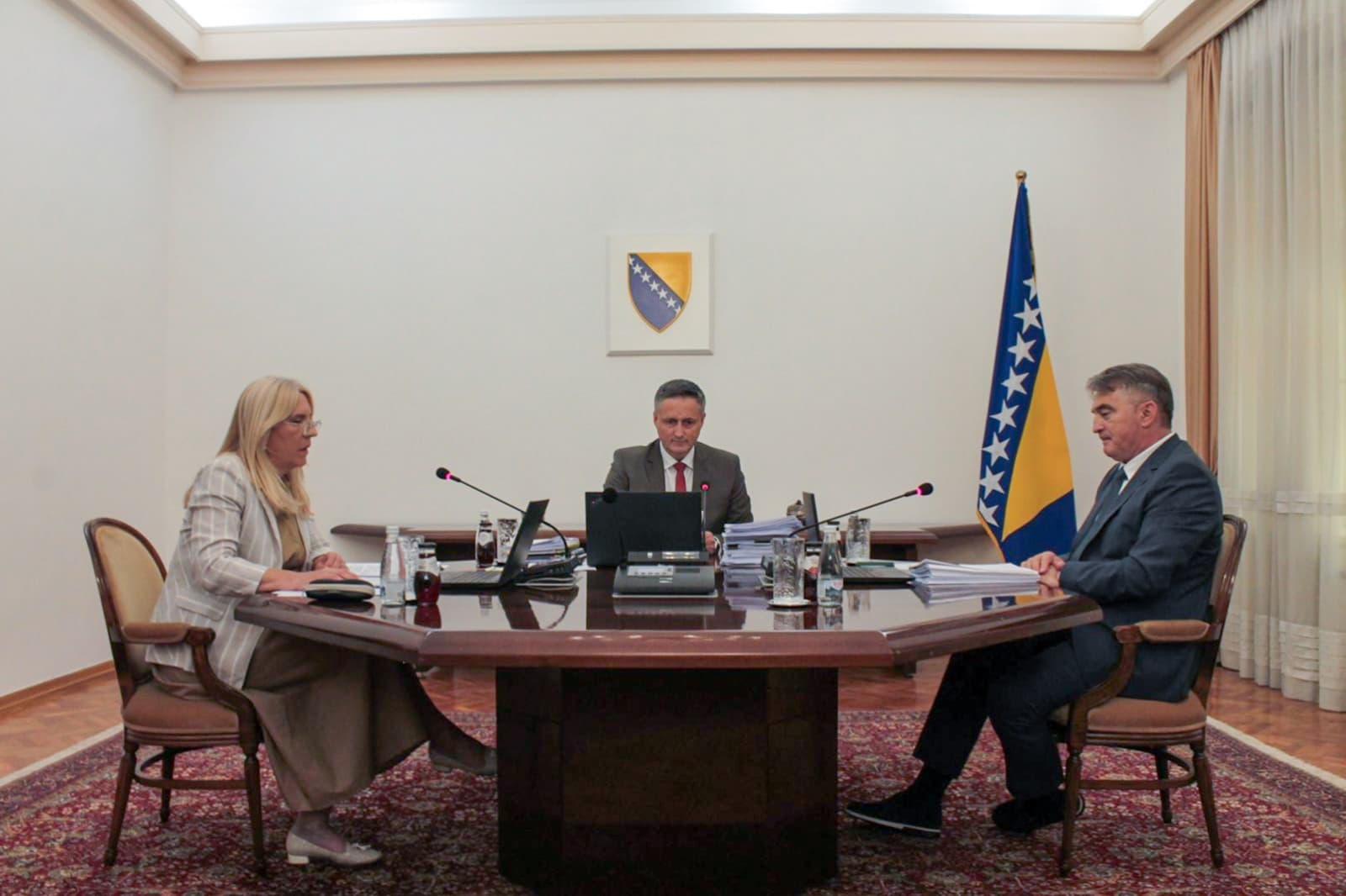 Predsjedništvo BiH jednoglasno usvojilo Prijedlog budžeta za 2026. godinu: Finansiranje državnih institucija uvećano za pola milijarde KM - slika 1