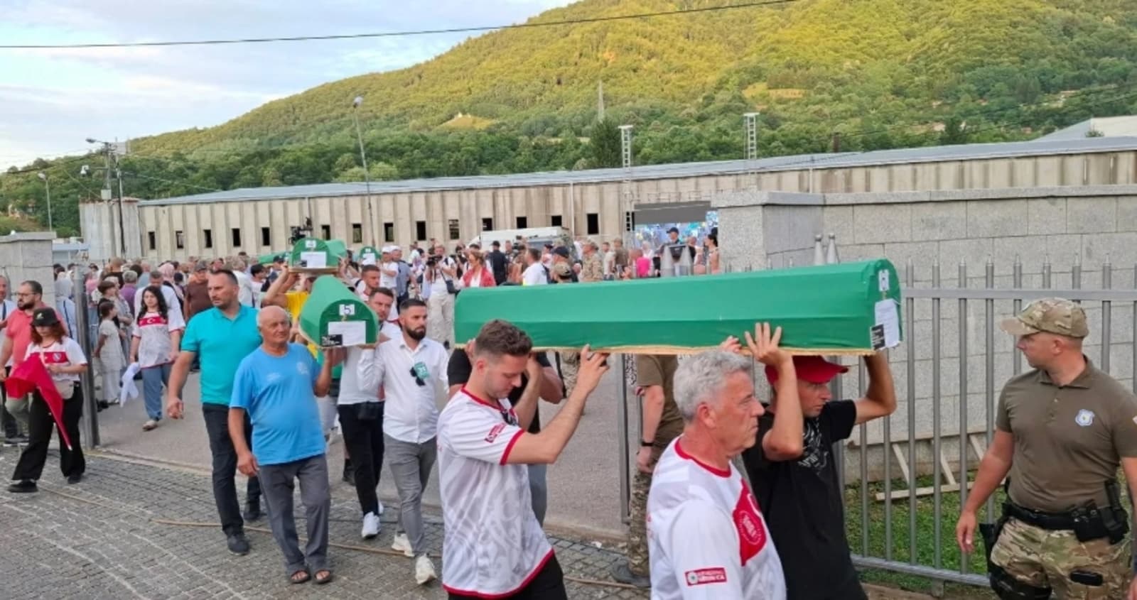 Tabuti 10 žrtava genocida izneseni na Musalu Memorijalnog centra Potočari - slika 1